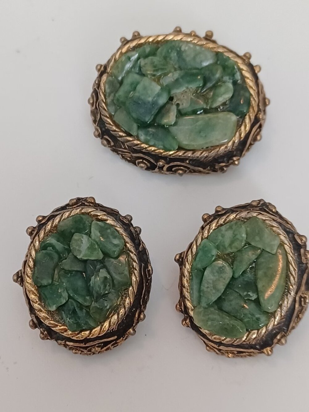 Vintage Crushed Green Jade Chip Inlay Gold Tone Statement Brooch & Earrings